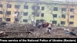 Разрушенная детская больница Мариуполя