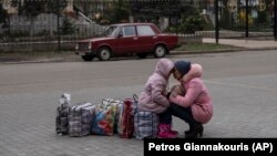 Донецк аймагындагы Славянск шаарынан качкан эне жана кыз. 16-апрель,  2022-жыл.