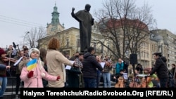 Львівські митці провели акції з закликом закрити небо над Україною 