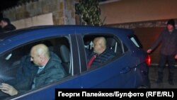 Бойко Борисовдун кармалган учуру. Ал автоунаанын арткы орундугунда олтурат.