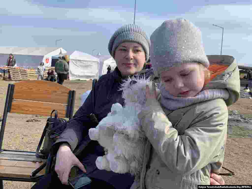 Ірина Шелеґ із 5-річною донькою Владою їде до друзів у Чехію. Жінка з дитиною виїхала &laquo;зеленим коридором&raquo; із Макарівського району Київщини. Там вони тиждень були без електропостачання і зв&#39;язку, сиділи в підвалі. Виїхала з маленьким пакетиком, а речі дитині купувала вже дорогою. Влада тішиться своєю новою іграшкою &ndash; всі її забавки залишились вдома