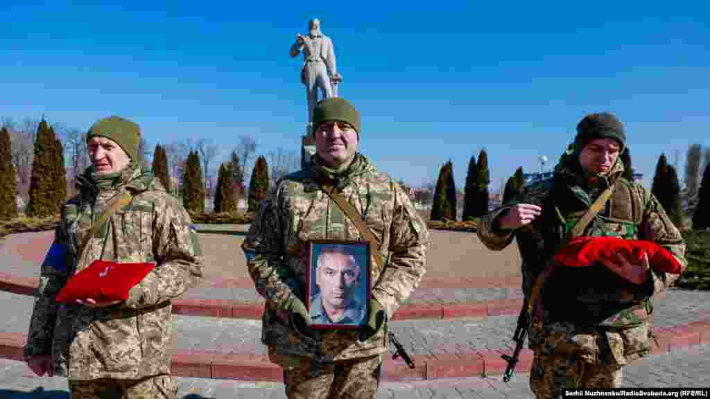 На Луганщину він прибув на підмогу рідному підрозділу, де зазнав поранення, не сумісне із життям. Київська область, 15 березня 2022 року &nbsp;