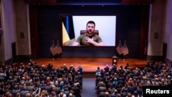 Ukrainanyň prezidenti Wolodymyr Zelenski 2022-nji ýylyň martynda ABŞ-nyň senatorlarynyň hem-de Wekiller öýüniň agzalarynyň öňünde wideo ýüzlenme bilen çykyş edýär. 