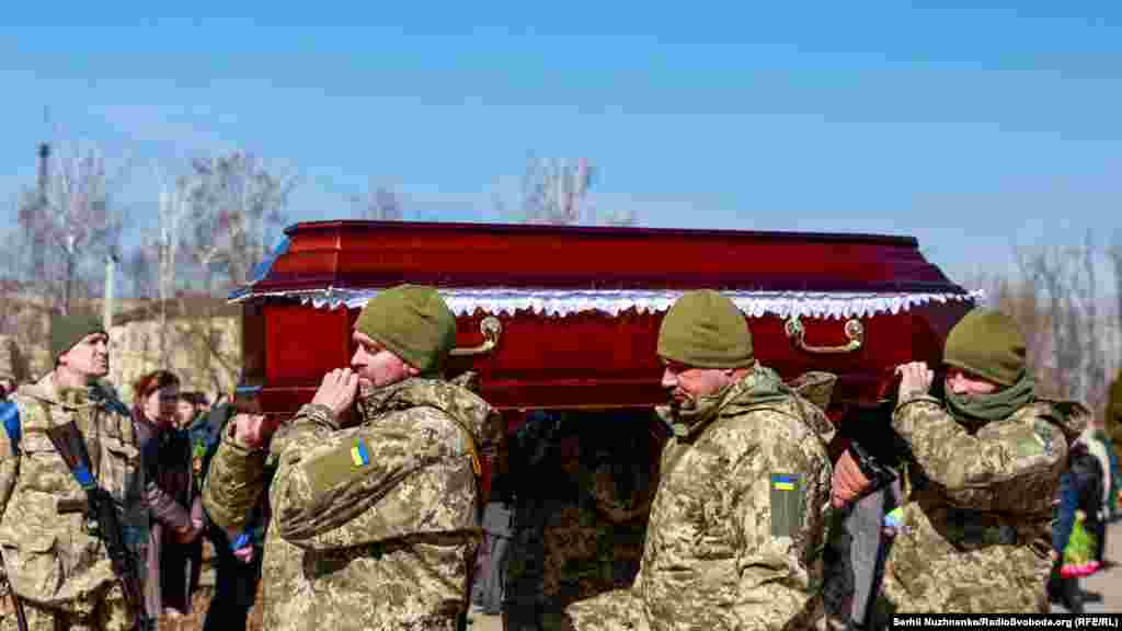 Прощання з полковником ЗСУ Валерієм Гудзем, який загинув внаслідок атаки російських військ на Луганщині. Київська область, 15 березня 2022 року