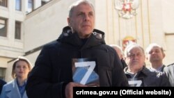 Спікер російського парламенту окупованого Криму Володимир Константинов та голова парламентського комітету Євгенія Добриня (ліворуч) проводять акцію на підтримку російського масштабного воєнного вторгнення до України, 14 березня 2022 року