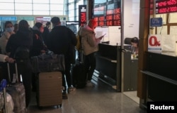 Российские и белорусские граждане в пункте обмена валюты. Аэропорт Тбилиси, март 2022 года.