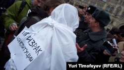 Кроме обычных горожан с белыми ленточками на одежде, по Красной площади прогуливался и Призрак Конституции - весь в белом. Москва, 8 апреля 2012 года