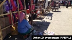 Местная жительница продает обувь на базаре. Казалинск, 31 августа 2013 года.