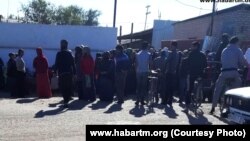 Daşoguzda un nobatyna duran adamlar. Arhiwden alnan illýustrasiýa suraty