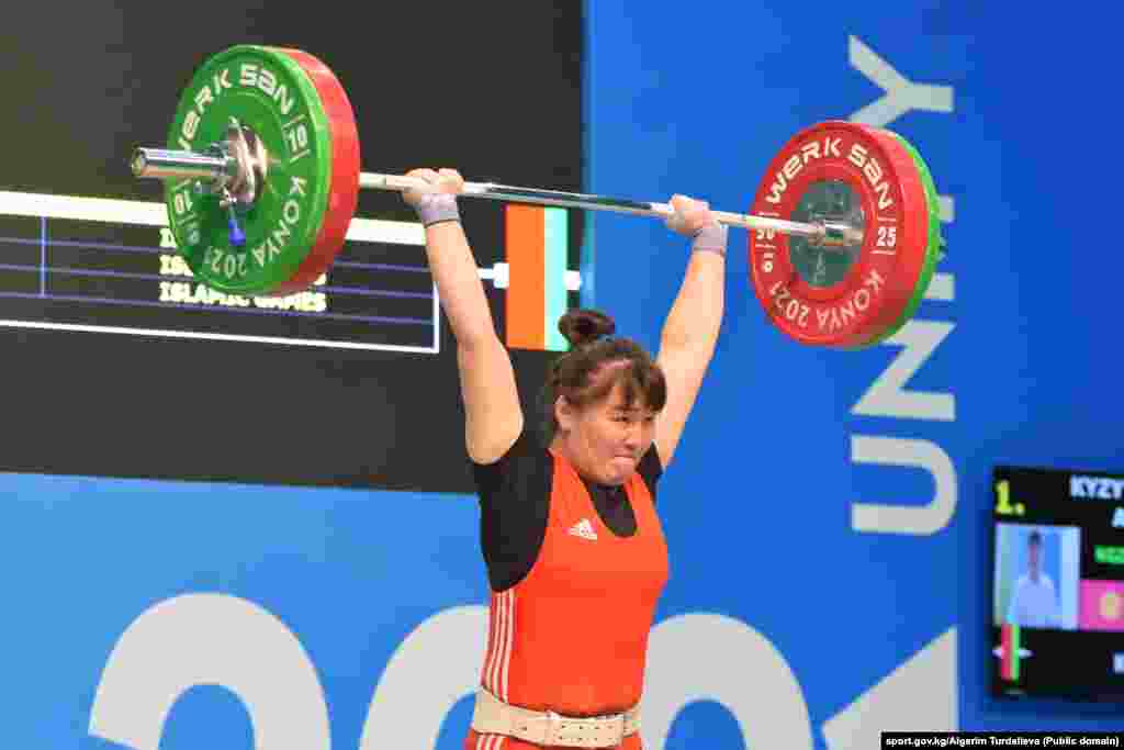 Оор атлет Канымжан Алмазбек кызы&nbsp;жулкуп көтөрүүдө 76 килограмм, түртүп көтөрүүдө 95 килограмм салмакты көтөрүп, жалпы 171 килограмм салмак менен Ислам шериктештиги оюндарында 3-орунду ээледи.