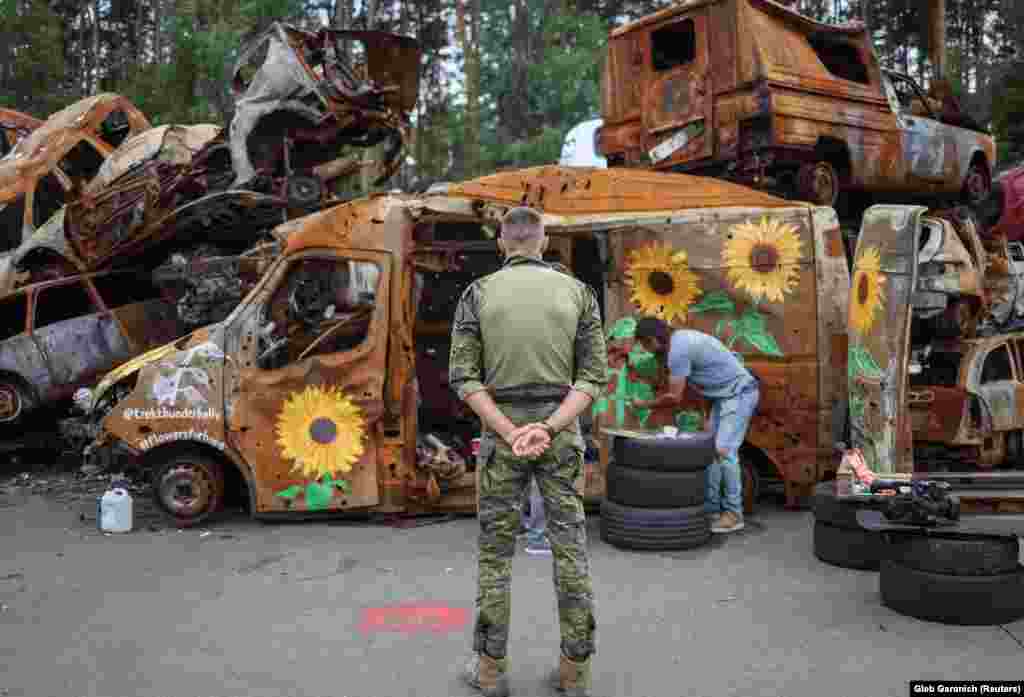 Трек Келлі, художник-мураліст із Лос-Анджелеса, та Олена Янко, українська художниця, яка бере участь у проєкті, кажуть, що поважають занепокоєння, але сподіваються, що це місце стане місцем для роздумів. &laquo;Так, є люди, які нас не зрозуміли. Вони думають, що ми танцюємо на могилах загиблих, &ndash; каже Олена Янко. &ndash; Але ми хочемо показати, що... життя триває. Ми виграємо [війну] і можемо перемогти ворога: чи то пензлем, чи зброєю&raquo;