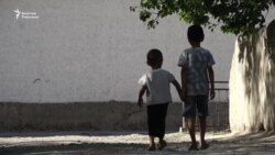 "Ата-энеси чалган сайын ыйлашат". Балдарды кусаланткан миграция