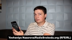 Адвокат Дмитро Гладкий показує програму «eyeWitness to Atrocities», за допомогою якої фіксують воєнні злочини