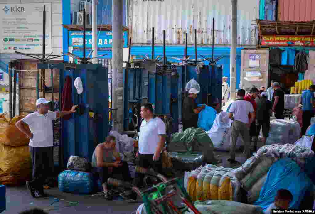 Кыргызстанда жеңил өнөр жайы приоритеттүү, социалдык мааниси чоң тармак болуп эсептелет. Жумуш менен камсыздоо боюнча айыл чарба тармагынан кийинки экинчи орунда турат. Бейрасмий эсеп боюнча Кыргызстанда тигүү өнөр жайында иштегендердин саны 200 миңге чейин жетет. Буга тигүү, жүктөө, таңгактоо, жеткирүү жана сатуу тармагында иштегендер да кирет.