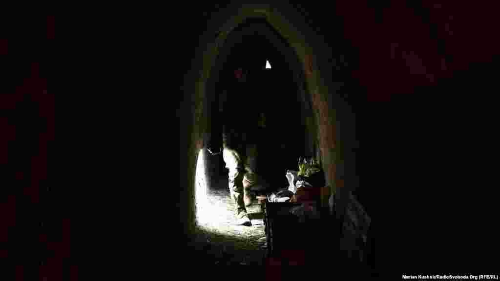 Перед тим, як отримати цілі, куди потрібно &laquo;відпрацювати&raquo; мінометом, бійці заходять у безпечне місце. Укриття, яке вдалося віднайти біля облаштованої позиції