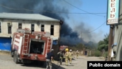 Нагорный Карабах - Пожар в  цехе по производству кислородного оборудования в Степанакерте (фотография предоставлена Информационным штабом НК).