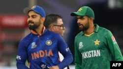 دو بازیکن تیم های کریکت هند و پاکستان
