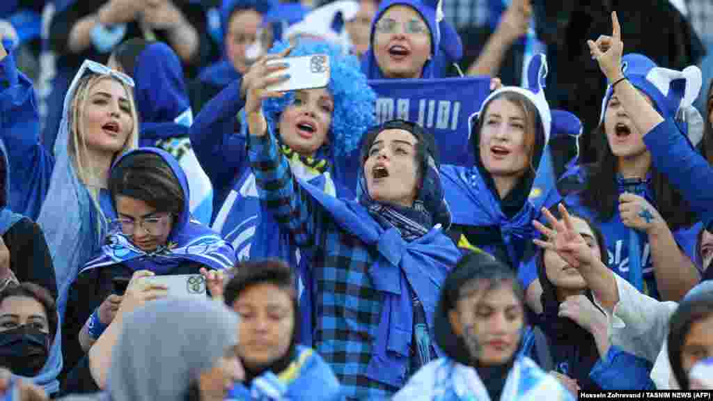 Иран хатын-кызлары Тәһрандагы &quot;Азади&quot; стадионында футбол матчы вакытында селфига төшә. 1979 елгы ислам инкыйлабыннан соң беренче тапкыр Иран хатын-кызларына чемпионат уенын карарга рөхсәт ителде. 2022 елның 25 августы (AFP/TASNIM/Хөсәен Зөһрәванд)