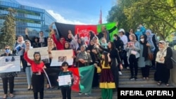 در بیرون از افغانستان نیز زنان برای ابراز همبسته گی با سایز زنانی که تحت حاکمیت طالبان قرار دارند٬ گردهمایی های را برگزار کرده اند. این تصویر گوشه یی از یک گردهمایی زنان افغان در کانادا است.