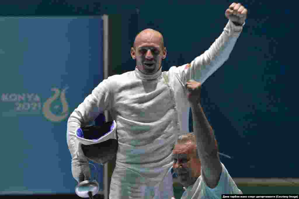 Роман Петров жеңишине кубанып жаткан учуру. Спортчу 30 жашта. Ал фехтование боюнча Кыргызстандын курама командасынын мүчөсү. Фехтование боюнча 23 жашка чейинкилер арасында Азия чемпиону жана Токио олимп оюндарынын катышуучусу.&nbsp;