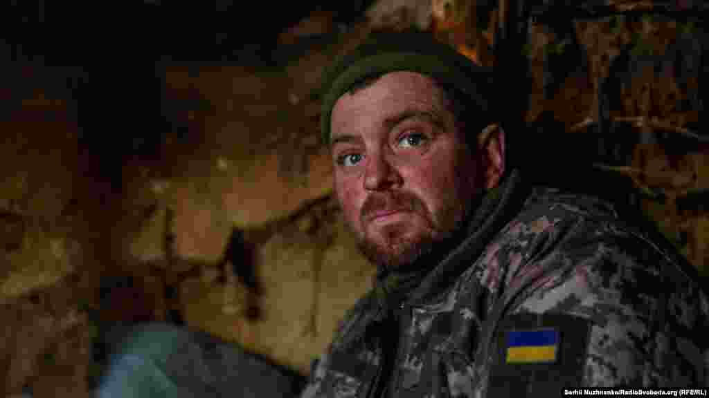 Оборонець Києва із шевроном у формі державного прапора під час відбиття атаки російської армії на столицю а початку широкомасштабного вторгнення. Тетерівське, Київщина&nbsp;