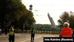 «Խորհրդային Լատվիան և Ռիգան գերմանացի ֆաշիստներից ազատագրողների մոնումենտի» ապամոնտաժումը, Ռիգա, 25-ը օգոստոսի, 2022թ.