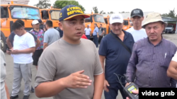 “Тазалык” муниципалдык ишканасынын кызматкерлери. Сүрөт Kloop басылмасынын Фейсбук баракчасындагы түз эфиринен алынды. 