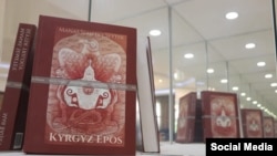 "Манас", "Семетей", "Сейтек" үчилтигинин англис тилиндеги котормосу.