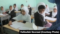 دانش آموزان دختر در یکی از مکاتب ولایت فراه