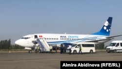 Каза болгондордун сөөгүн алып келген учак. Ош аэропорту. 23-август, 2022-жыл. 