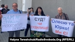 У Львові волонтерів підозрюють у продажі гуманітарної допомоги. Люди вийшли підтримати волонтерів, Львів, 30 серпня 2022 року