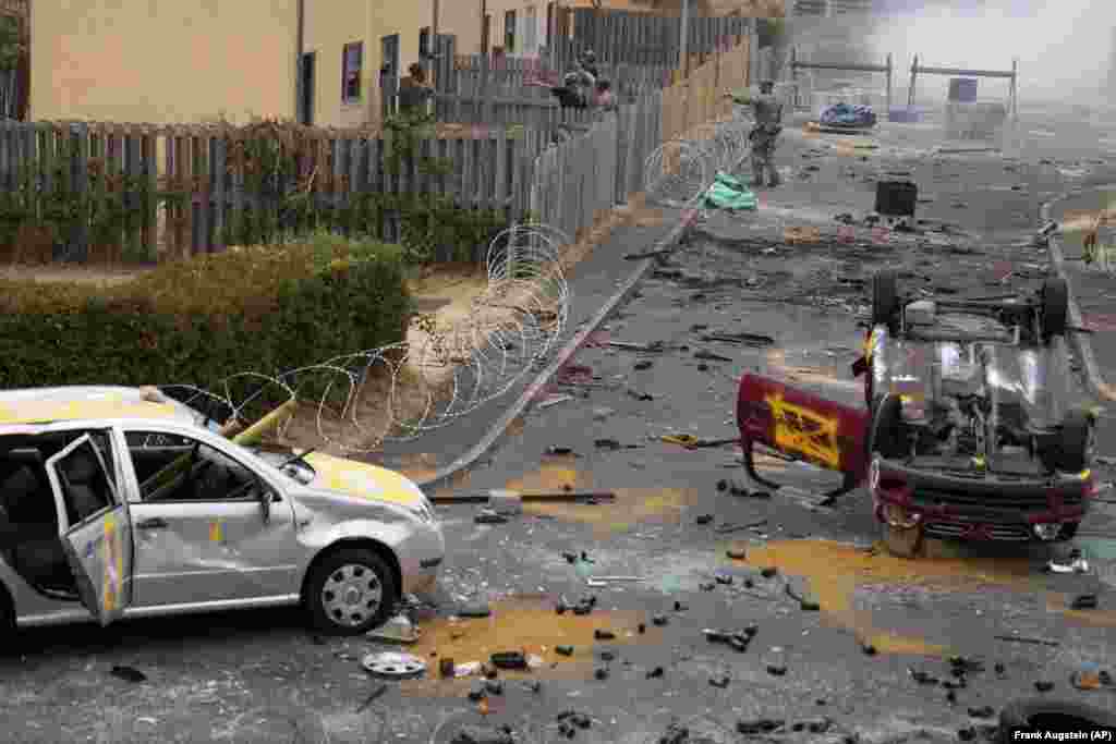 Украиналык жоокерлер атышуунун добушу жана жарылуудан пайда коюу түтүн алдында &quot;калктуу пункттун&quot; жанында машыгып жатышат. Бул жерде мурда британиялык жоокерлер Түндүк Ирландиядагы операцияга катышуу үчүн машыгышкан.&nbsp; &nbsp;