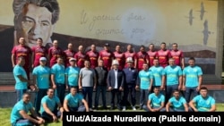 IV Дүйнөлүк көчмөндөр оюдарына катыша турган көкбөрү жана көкпар боюнча Кыргызстандын улуттук курама командалары машыгууга кийген формалары менен.