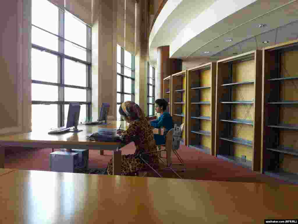 Kitaphananyň okalga zallarynyň biri