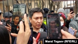 Иликтөөчү журналист Болот Темиров.