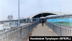 Кыргыз-казак чек арасы. "Кордай" өткөрмө пункту. Фото архивден.