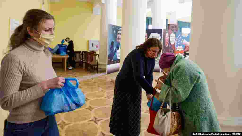 Протягом року волонтери у вільний від роботи час готують їжу і виходять на вулиці міста, щоб підтримати людей у скруті