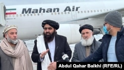 هیئت طالبان به رهبری امیر خان متقی حین صحبت با رسانه‌ها در میدان هایی ایران