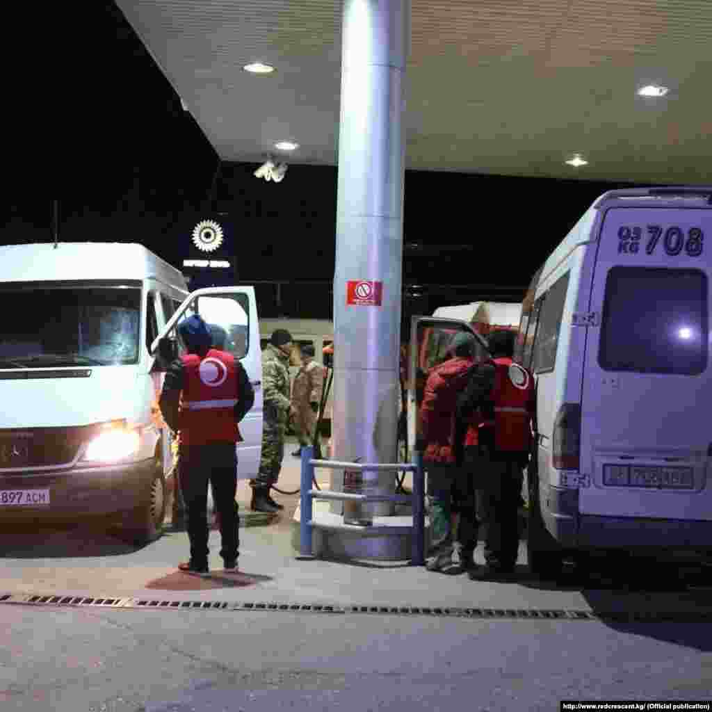 Баткендеги көчүрүлгөн тургундарга Кызыл Жарым Ай коому көмөктөшүүдө.