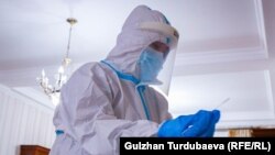 Коронавирусту аныктаган тест алуу учуру. 