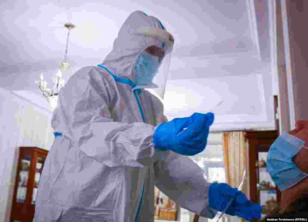 Медайым Айнура Мусурова ПЧР-тест алып жатат.&nbsp;