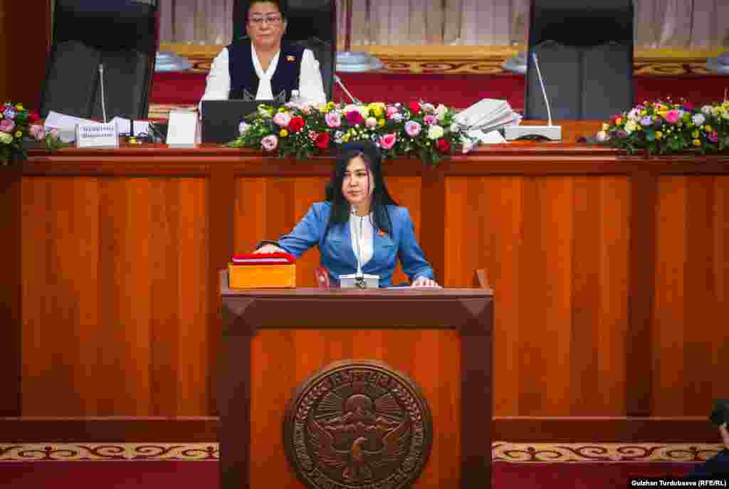 Социалдык тармактарда бийликти кескин сындаган активист&nbsp;Орозайым Нарматова. Ал &quot;Бүтүн Кыргызстан&quot; партиясынан шайланып келди.&nbsp;
