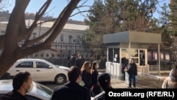 Активисты и журналисты перед зданием Мирабадского районного суда по уголовным делам, 20 января 2022 года. 