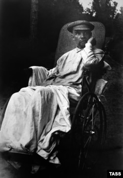 Wladimir Lenin ölüminden alty aý töweregi ozal özüniň Moskwadaky rezidensiýasynda. 1923 ý.