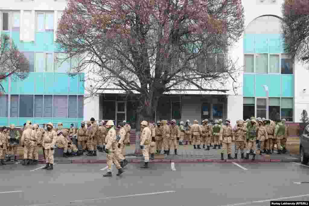 Республика аянтында турган аскер күчтөрү. 5-январь, 2022-жыл.&nbsp;