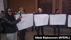 Жогорку Кеңештин имаратынын алды. 7-январь, 2022-жыл. 