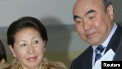 Gyrgyzystanyň ilkinji prezidenti Askar Akaýew we onuň aýaly Maýram Akaýewa Bişkek şäherindäki saýlaw uçastogynda, ses bermäge taýýarlanýarlar. 2005-nji ýylyň 27-nji fewraly