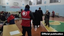 Убактылуу жайга жайгашкан тургундарга ыктыярчылар жардам берип жатышат.