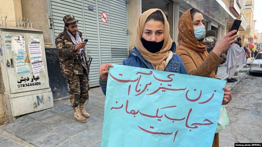 آرشیف- شماری از زنان معترض در کابل