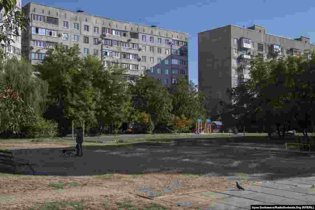 Час прагне зцілити рани та згладити біль. Ось уже поросли травою вирви від снарядів, відремонтовано будинки, школи та вулиці.